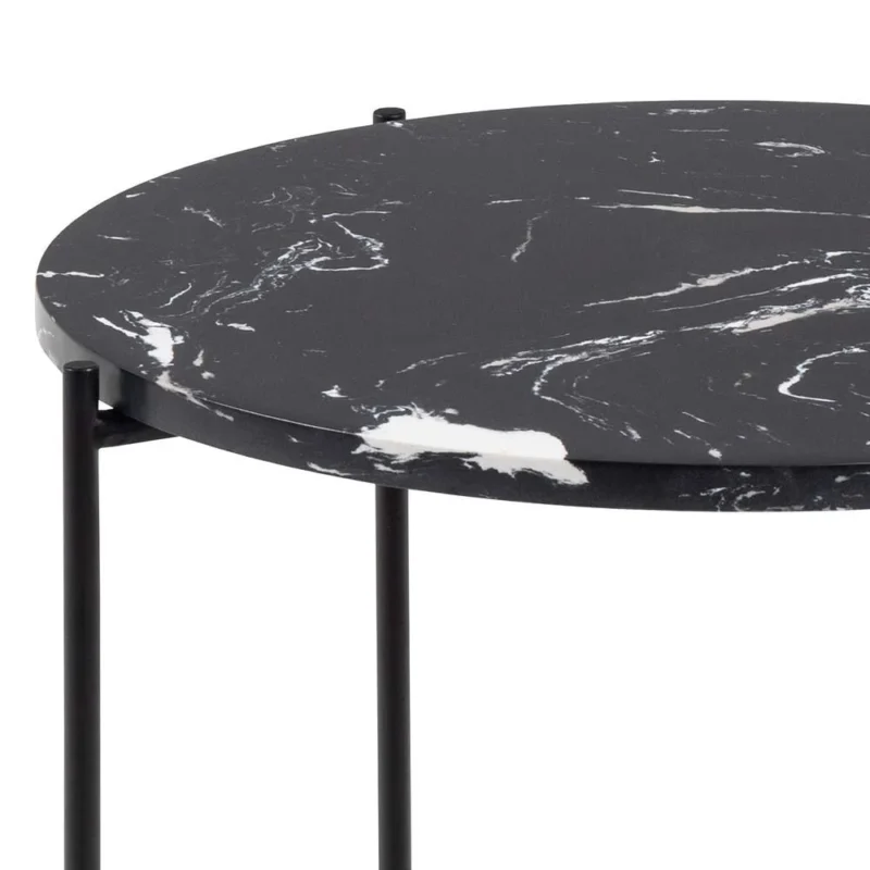 Een close-up van de Bijzettafel Zwart 42 CM Rond Kunststof toont het ronde zwarte tafelblad met witte adering, ondersteund door dunne zwart metalen poten, waarbij een deel van het tafelblad en drie poten zichtbaar zijn.