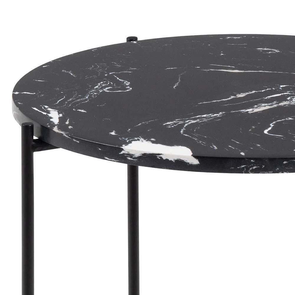 Een close-up van de Bijzettafel Zwart 42 CM Rond Kunststof toont het ronde zwarte tafelblad met witte adering, ondersteund door dunne zwart metalen poten, waarbij een deel van het tafelblad en drie poten zichtbaar zijn.