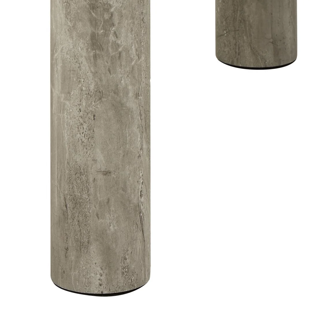 Twee cilindervormige poten van de Salontafel Grijs 60 x 60 CM Vierkant, gemaakt van grijs, betonlook kunststof, worden getoond op een witte achtergrond. De hoofdpoot staat vooraan; een andere is gedeeltelijk zichtbaar in de rechterbovenhoek.