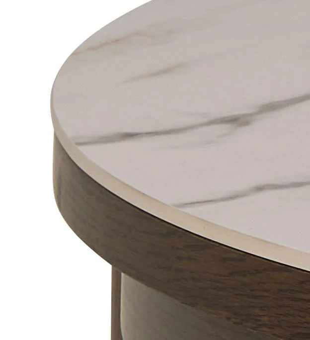Close-up van de hoek van de Salontafel Beige 90 CM Rond Eikenfineer, met een rond blad in wit marmermotief en een rand en zijkant in bruin eikenfineer.