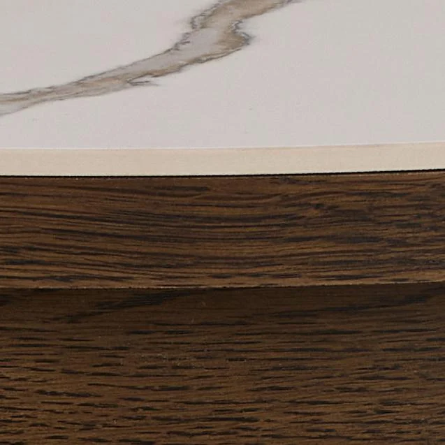 Close-up van Salontafel Beige 90 CM Rond Eikenfineer: een wit marmerachtig oppervlak met grijze adering ontmoet een donkerder houtnerfgedeelte bij een rechte rand, wat het contrast tussen de elegante materialen benadrukt.