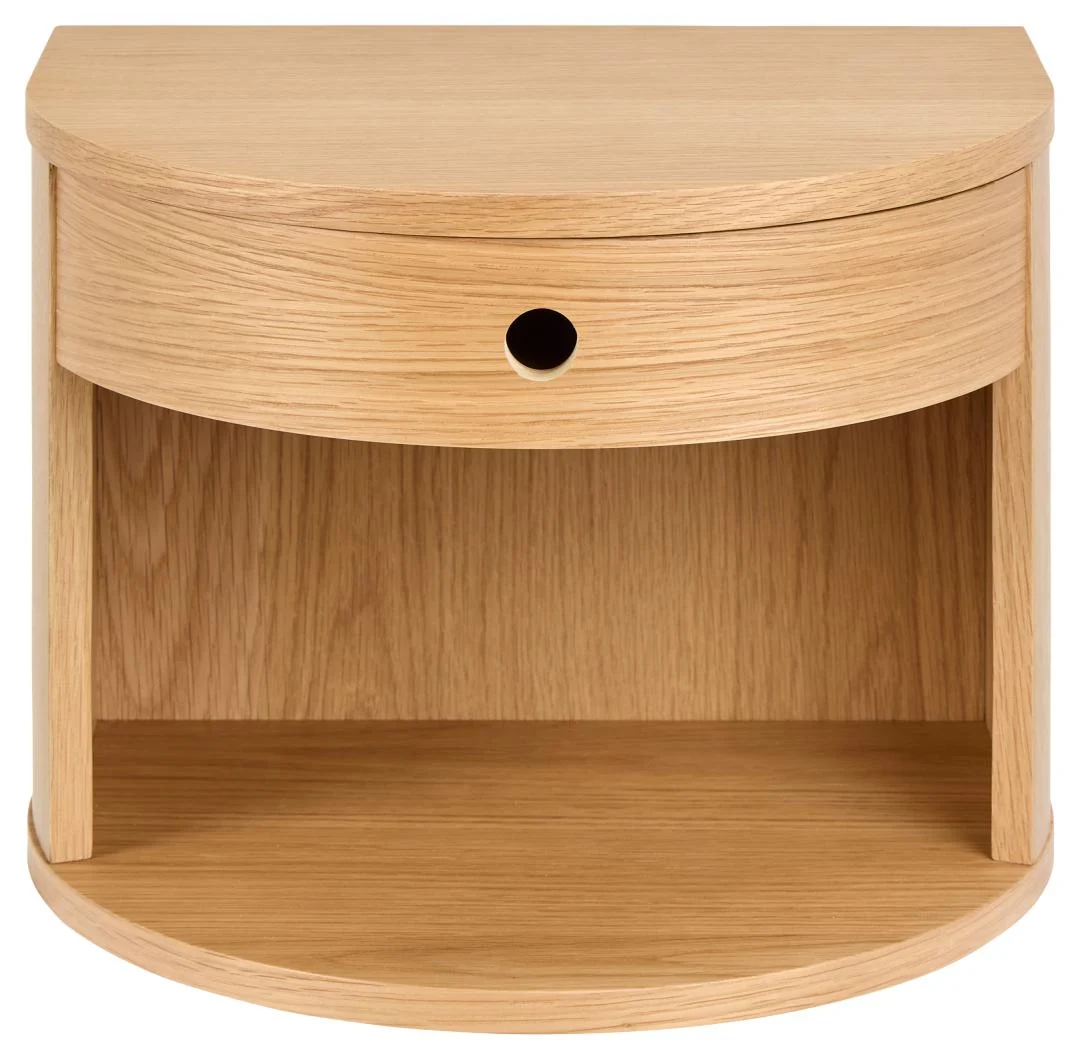 Het Nachtkastje Eikenhout (40 x 30 x 31 CM) is een eikenhouten nachtkastje met een afgeronde voorkant. Het heeft één lade met een rond uitgesneden handvat en een open schap eronder.
