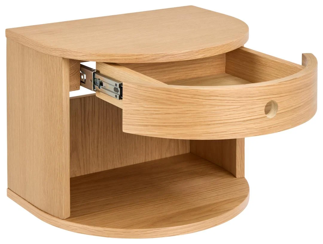 Het Nachtkastje Eikenhout 40 x 30 x 31 CM is een licht eiken, halfrond wandnachtkastje met één gebogen lade met een rond uitgesneden handvat en een open onderste plank.