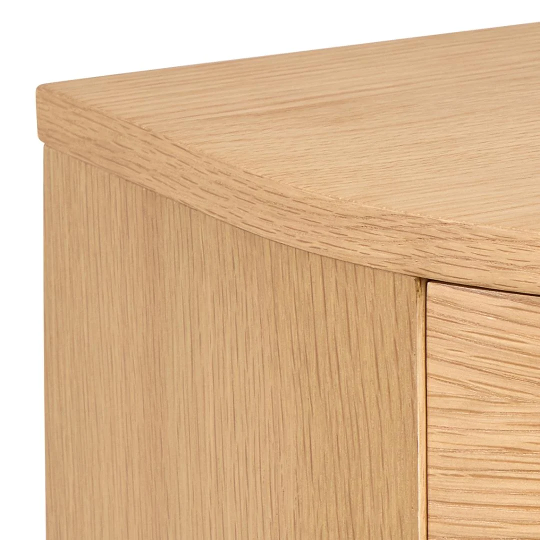 Close-up van het Nachtkastje Eikenhout (40 x 30 x 31 cm), met de lichte houten afwerking, gladde gebogen rand en zichtbare eiken nerfstructuur.