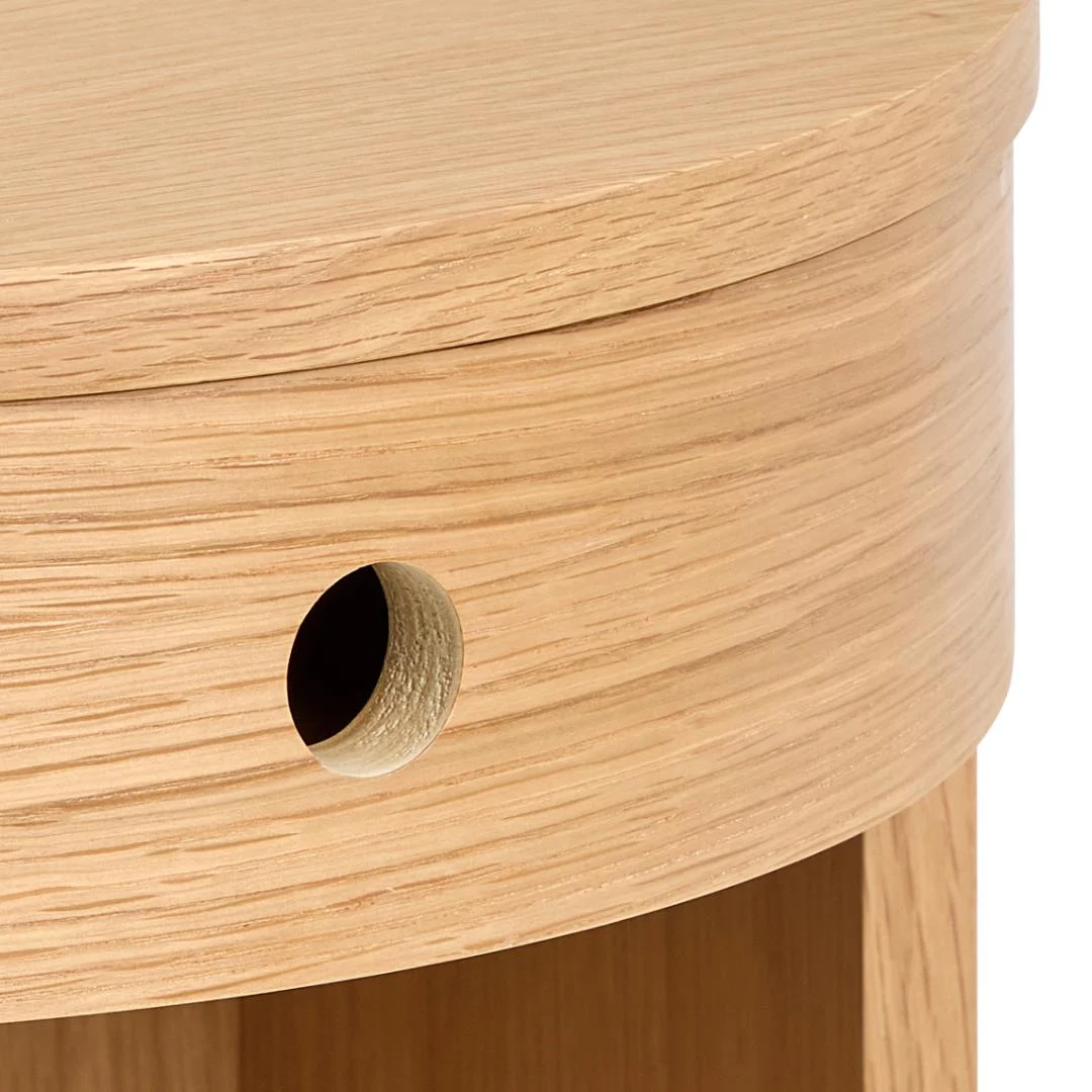 Close-up van het Nachtkastje Eikenhout (40 x 30 x 31 cm), een licht eiken nachtkastje met een gladde afwerking, voorzien van een rond gat aan de zijkant voor gemakkelijke toegang tot een lade of kast.