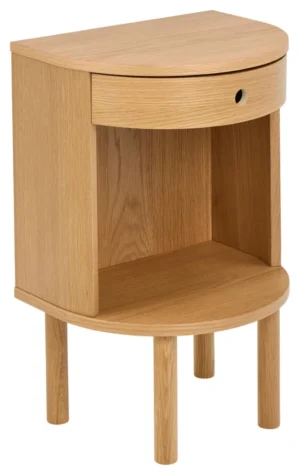 Het Nachtkastje Eikenhout Slaapkamer is een houten nachtkastje met een halfrond ontwerp, één lade met een rond uitgesneden handvat, een open onderste plank en vier cilindervormige poten.