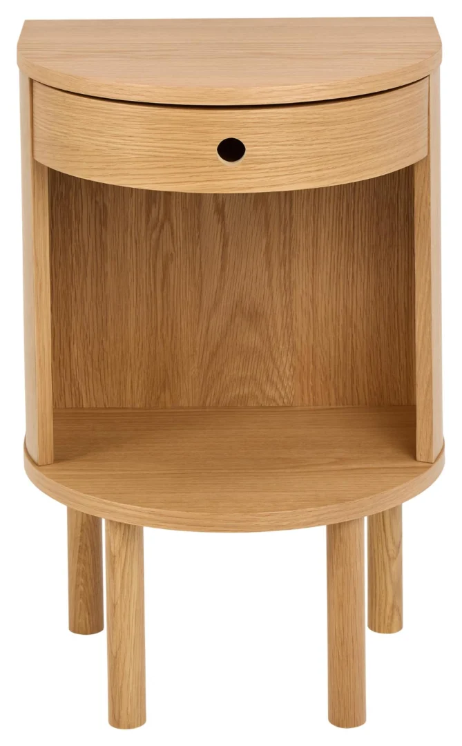 Het Nachtkastje Eikenhout Slaapkamer is een houten nachtkastje met een lichte, natuurlijke afwerking, voorzien van vier cilindervormige poten, een halfcirkelvormig ontwerp, een open onderste plank en een enkele lade met een rond uitgesneden handvat.