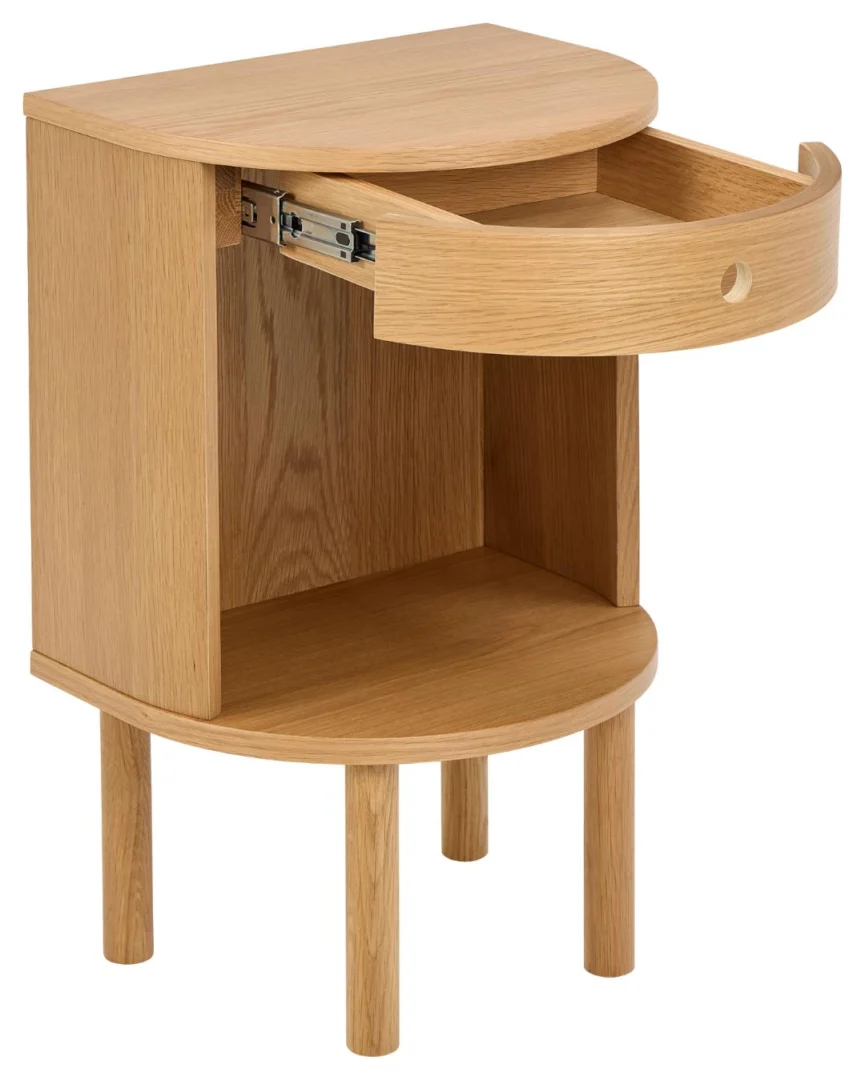 Het Nachtkastje Eikenhout Slaapkamer is een compact, lichtgewicht eiken nachtkastje met vier poten, een open onderste plank en een enkele gebogen lade met een rond uitgesneden handvat.
