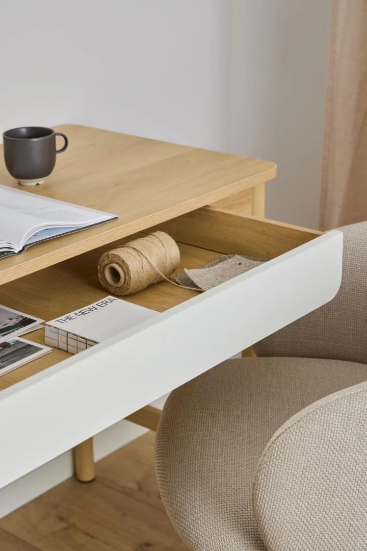 Beige eiken bureau met lade. Compact design van melamine en staal, 110x50x75 cm.