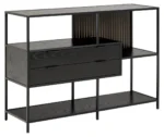 De Seaford boekenkast is een moderne console van zwart metaal en hout met open planken, een centrale lade en een verticaal accent in de rug met latten. De strakke lijnen en minimalistische, eigentijdse stijl zijn kenmerkend voor deze console.