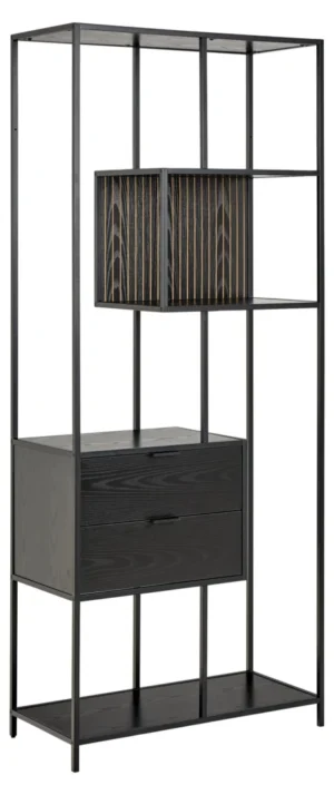 De Seaford boekenkast is een hoge, moderne zwarte kast met een metalen frame, twee houten lades onderin, een open vakkenplank erboven en extra open vakken boven en onderin.