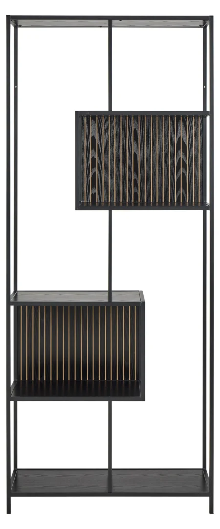 De Seaford boekenkast is een moderne zwart metalen kast met een open frame, twee rechthoekige vakken en verticale goud-en-zwart gestreepte details.