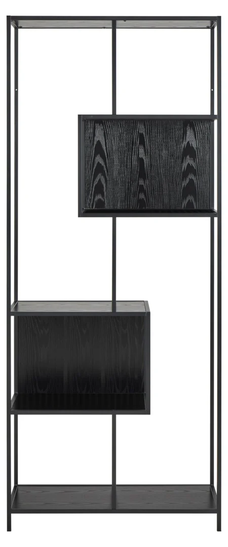 De Seaford boekenkast is een hoge, minimalistische boekenplank van zwart metaal met een open frame, twee asymmetrische zwarte houten planken (rechtsboven en linksonder) en een platte onderste plank.