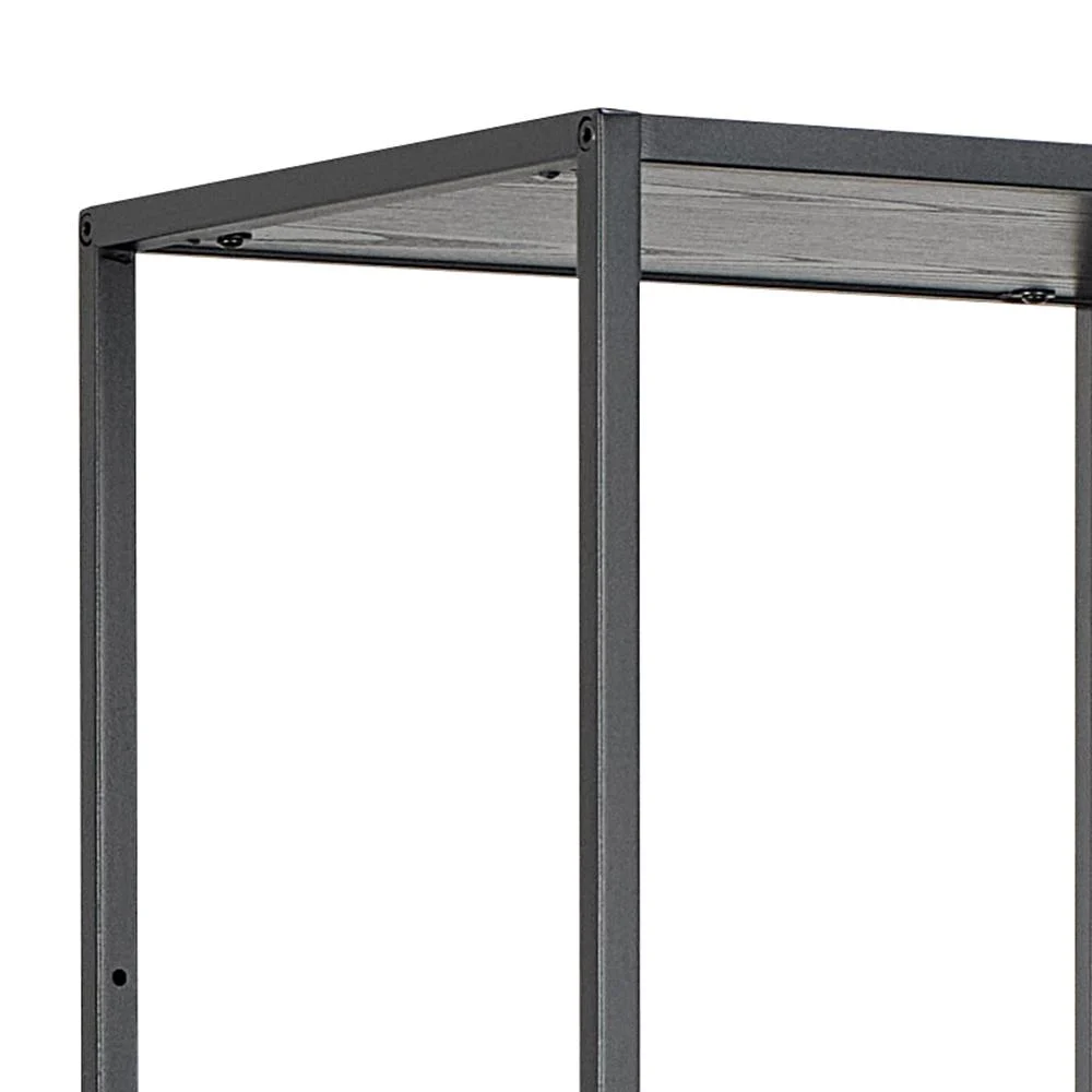 Een close-up van de bovenste hoek van de Seaford boekenkast benadrukt het zwarte metalen frame en de houten bovenplank.