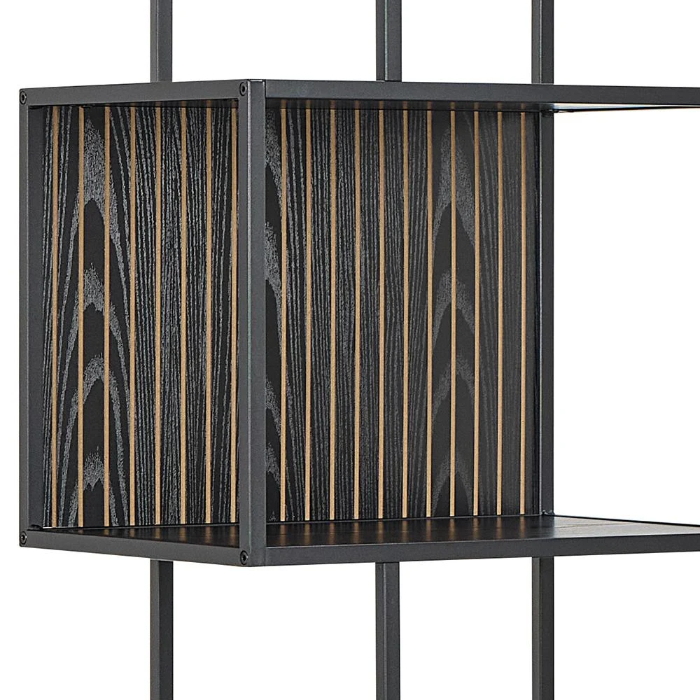 Een close-up van de Seaford boekenkast, een zwarte rechthoekige plank met een houtnerf achterpaneel met verticale lichte en donkere strepen, ondersteund door een zwart metalen frame.