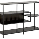 De Seaford boekenkast is een modern zwart metalen en houten rek met vier open planken van verschillende afmetingen en verticale gouden accenten op de achterkant van het middelste gedeelte.