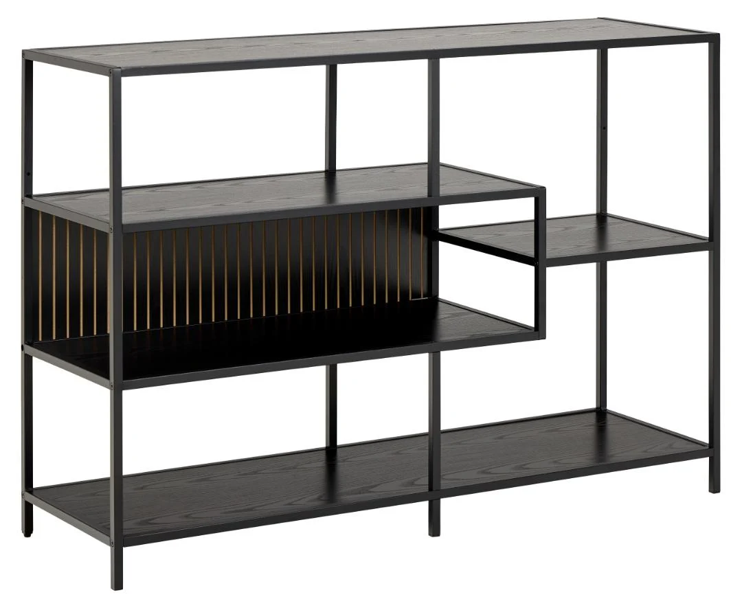 De Seaford boekenkast is een modern zwart metalen en houten rek met vier open planken van verschillende afmetingen en verticale gouden accenten op de achterkant van het middelste gedeelte.