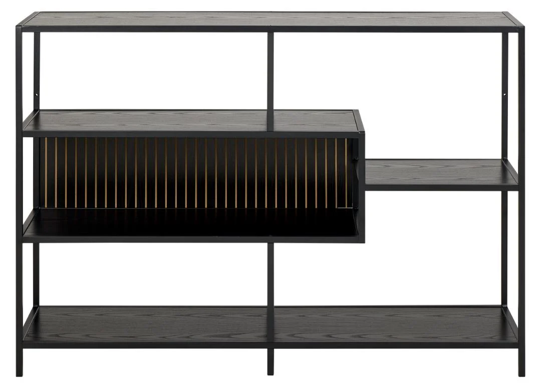 De Seaford boekenkast is een moderne zwarte metalen kast met een minimalistisch geometrisch ontwerp, met open planken en een gesloten compartiment versierd met verticale gouden staven aan de voorkant.