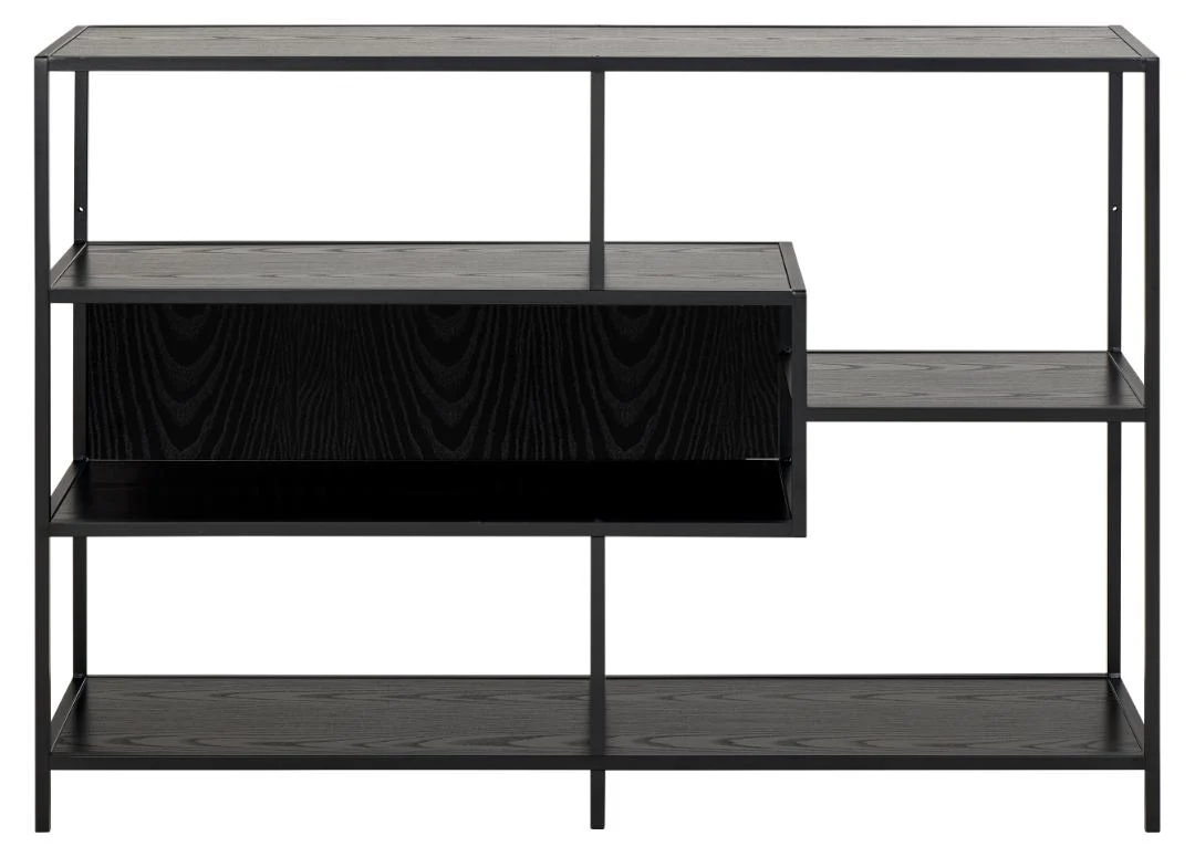 De Seaford boekenkast is een moderne zwarte kast met een open metalen frame, drie planken en een centrale kast in houtnerfstructuur. Het minimalistische geometrische ontwerp maakt het ideaal voor eigentijdse interieurs.