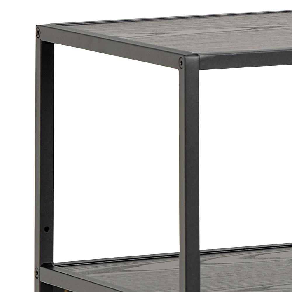 Een close-up van het zwarte metalen frame en de houten planken van de Seaford boekenkast, met de nadruk op het eenvoudige, moderne ontwerp van het bovenste en middelste gedeelte.