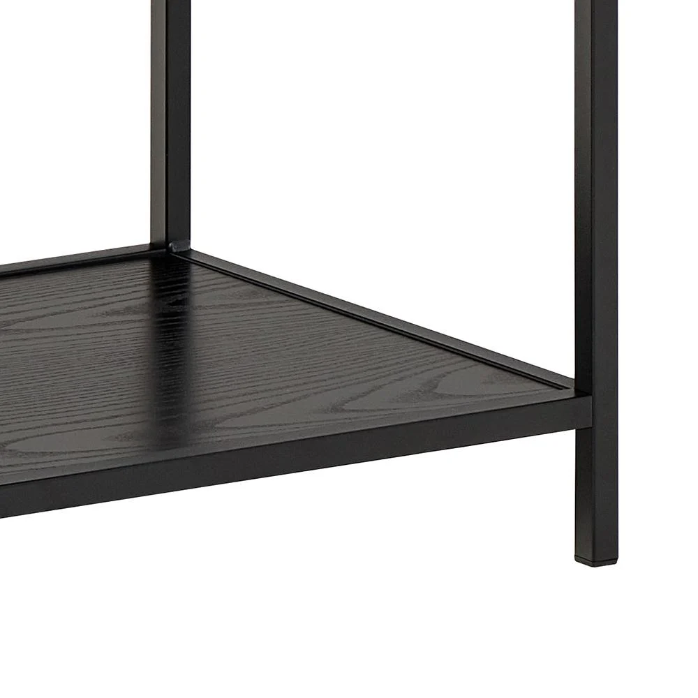 Close-up van de onderste hoek van de Seaford boekenkast, met het zwarte metalen frame en het vlakke plankpaneel met houtstructuur.