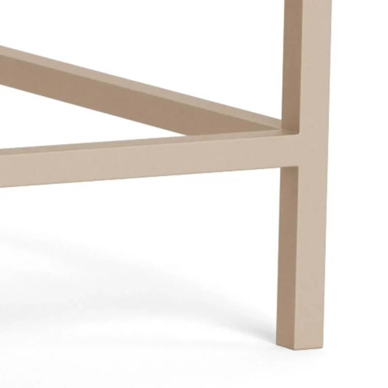 Close-up van de Salontafel Grijs 45 x 45 CM Rechthoek, met grijze kunststof poten en frame met strakke lijnen en haakse verbindingen, minimalistisch ontwerp op een witte achtergrond.