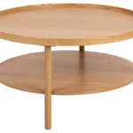 De Salontafel Roest 80 CM Rond Eikenfineer is een ronde salontafel met een afwerking van licht eikenfineer, vier poten en een onderste ronde plank. Het eenvoudige, moderne ontwerp maakt het een stijlvolle toevoeging aan elke woonkamer.