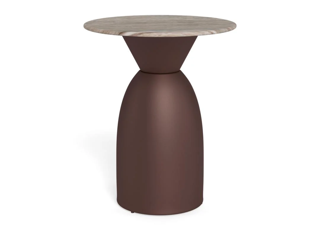 De Salontafel Grijs, Brons 40 CM Rond is een moderne bijzettafel met een rond grijs blad en een bronzen, zandlopervormig glad kunststof onderstel dat in het midden taps toeloopt en aan de onderkant breder wordt.