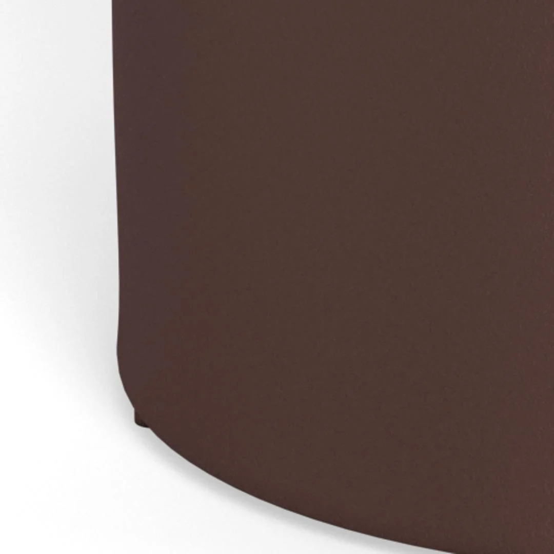 Een close-up van de gladde, gebogen rand van de Salontafel Grijs, Brons 40 CM Rond van kunststof, tegen een witte achtergrond.