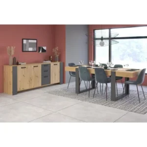 Moderne eetkamer met de Sterke set + loft tafel met melamine eiken decor en grijze afwerking, rechthoekige tafel voor 8, 3-deurs dressoir (Parisot). Natuurlijk licht valt binnen door de grote ramen; gestreept tapijt op tegelvloer.