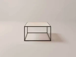 De Salontafel Zwart Ontwerp is een minimalistische vierkante salontafel met een dun zwart metalen frame en een licht tafelblad, getoond tegen een effen, lichte achtergrond.
