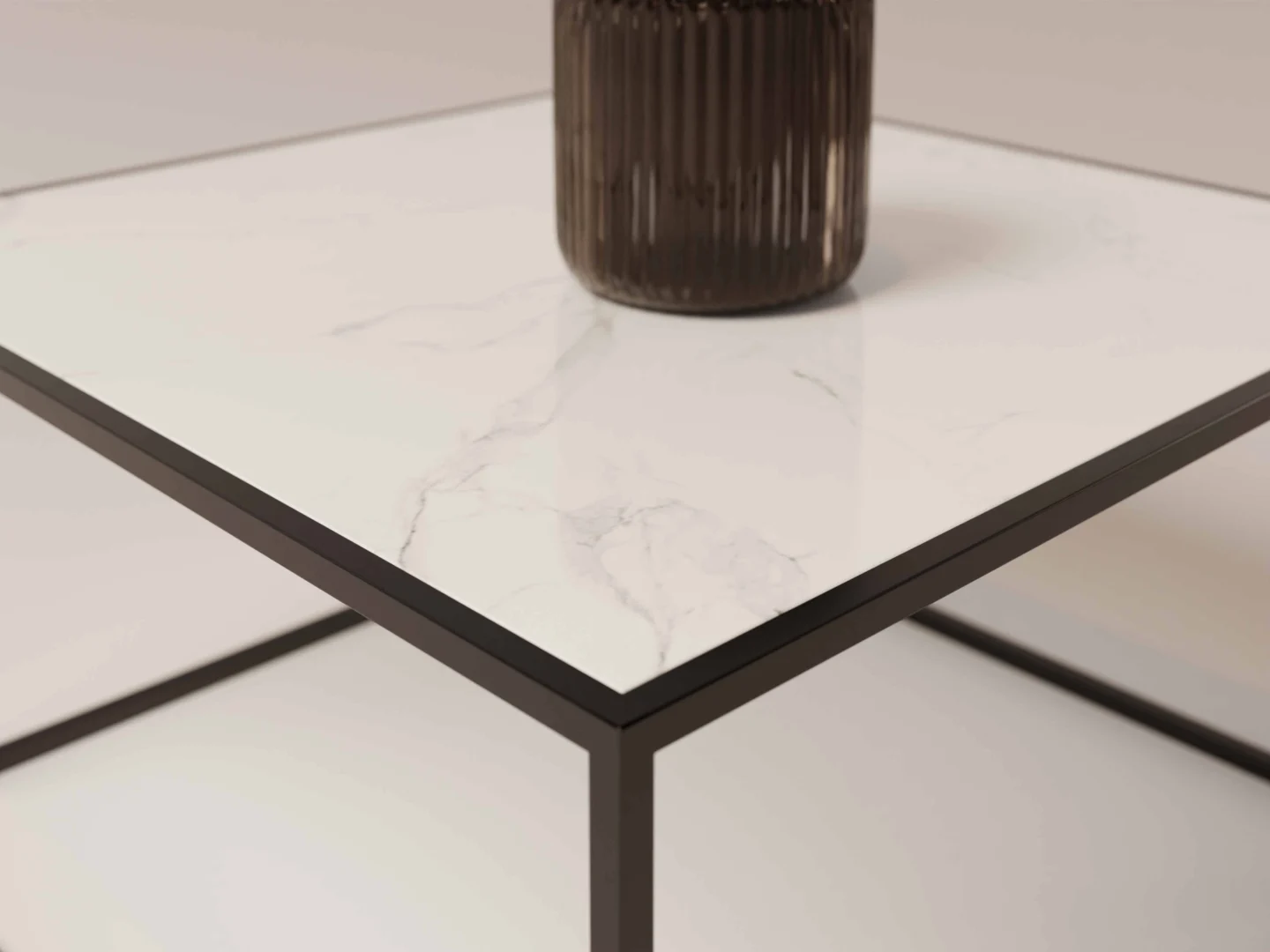 Een close-up van de Salontafel Zwart Klassiek Design - een vierkante tafel met een wit marmeren blad en een zwart metalen onderstel - met een donkere, geribbelde vaas in een hoek.