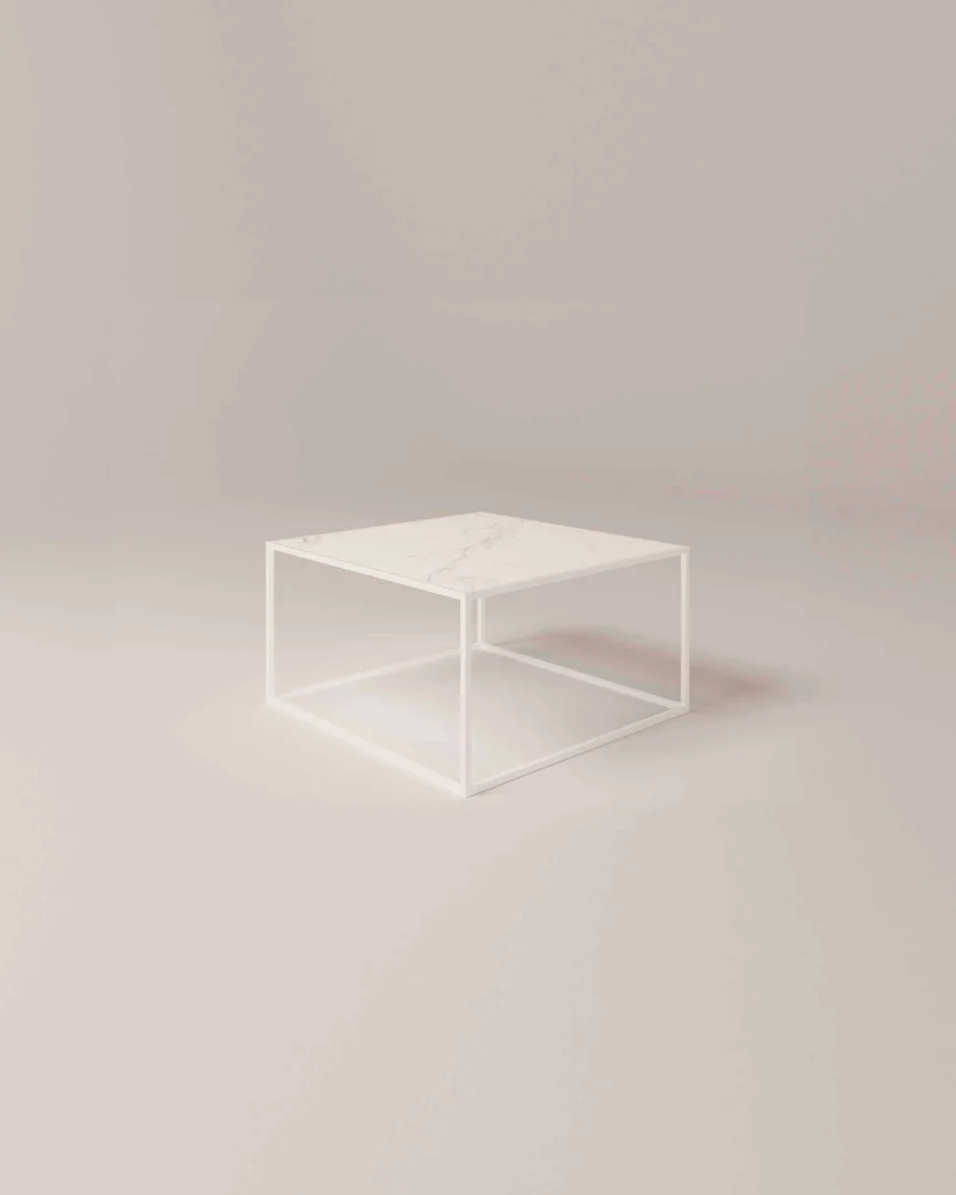 De Salontafel Wit Design Tijdloos Woonkamer is een minimalistische witte vierkante bijzettafel met een dun metalen frame en een wit marmeren blad, afgebeeld tegen een effen lichtgrijze achtergrond.