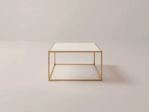 De Salontafel Messing, Roest Minimalistisch is een vierkante salontafel met een dun goud metalen frame en een wit tafelblad, tegen een effen lichte achtergrond met een zachte schaduw.