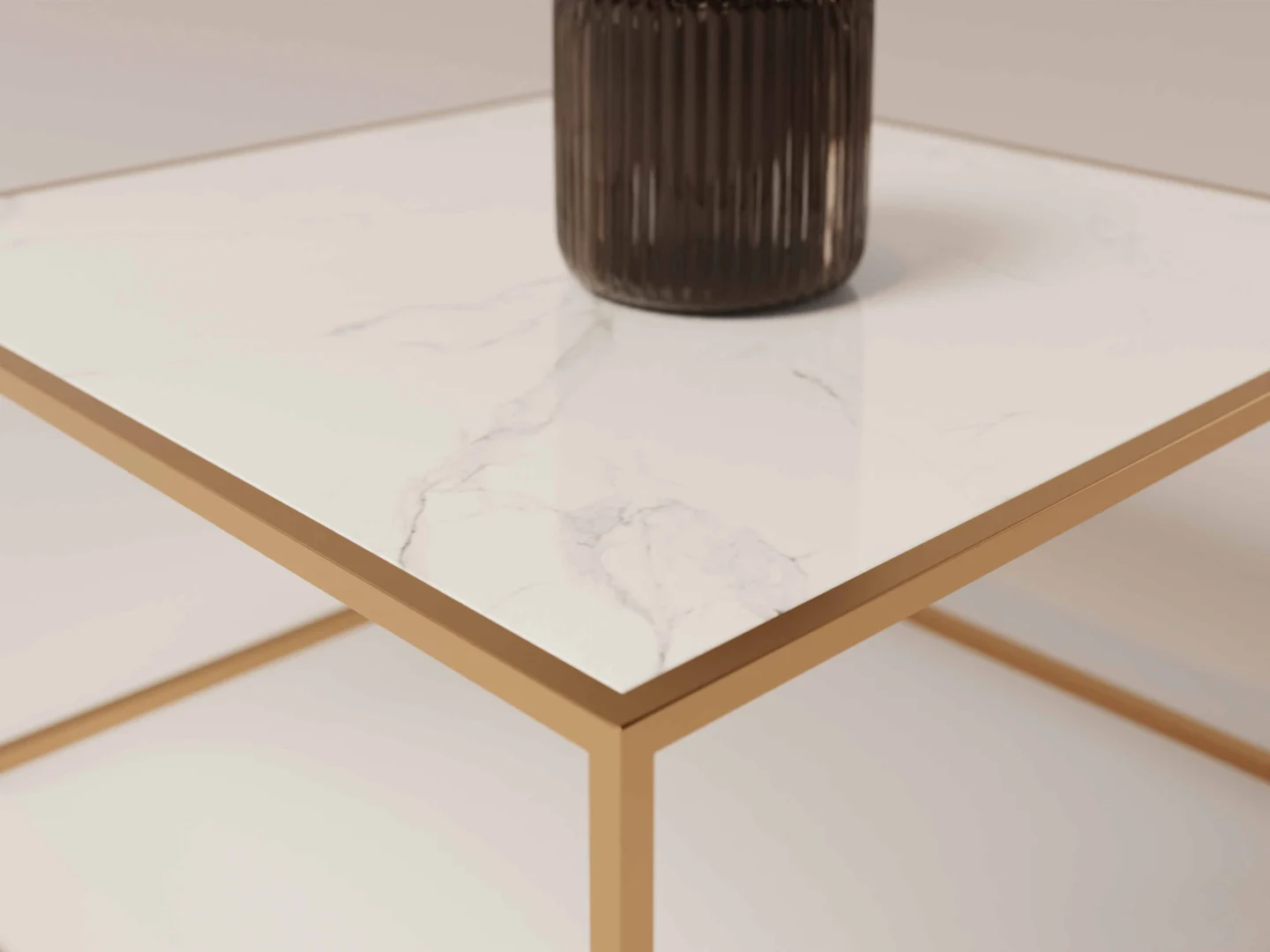 Een close-up van de Salontafel Messing, Roest Minimalistisch bijzettafeltje met een wit blad met marmerdessin en een goud metalen onderstel. Een donkere, geribbelde vaas is gedeeltelijk zichtbaar op de tafel.