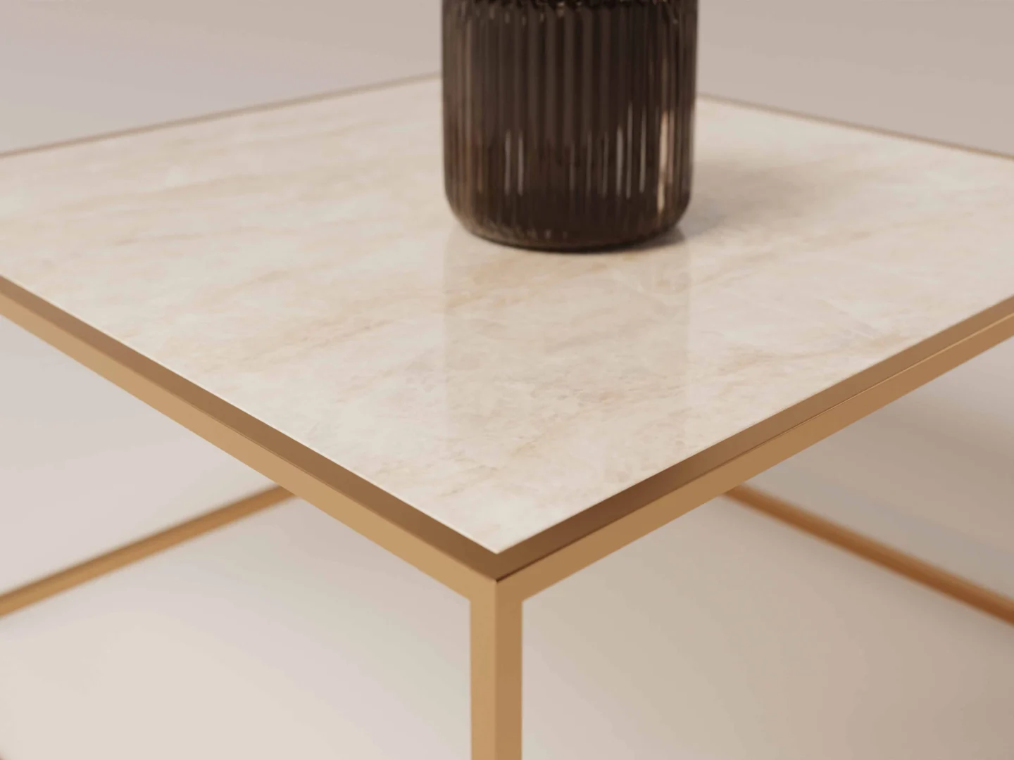 Een close-up van de Salontafel Messing, Roest - een moderne tafel met een vierkant, licht marmeren blad en een goud metalen frame - met een donkere, geribbelde glazen vaas op het oppervlak.