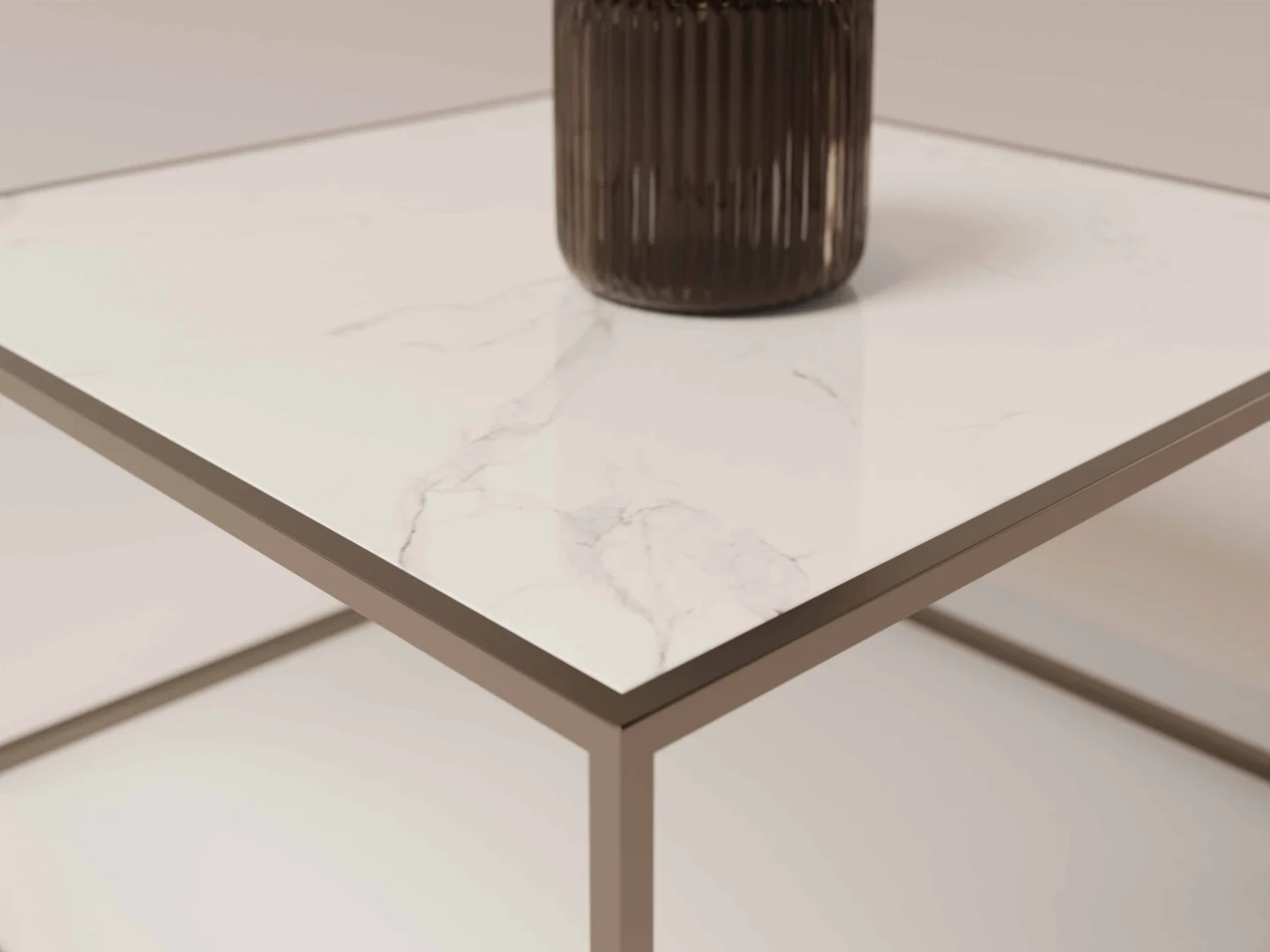 Een close-up van de Salontafel Brons, met een wit marmeren blad, een metalen frame en een vaas van donker geribbeld glas in een hoek.