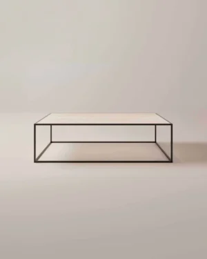 De Salontafel Zwart Klassiek Tijdloos Design heeft een minimalistisch rechthoekig blad van licht hout en een slank zwart metalen frame, tegen een effen, lichte achtergrond.