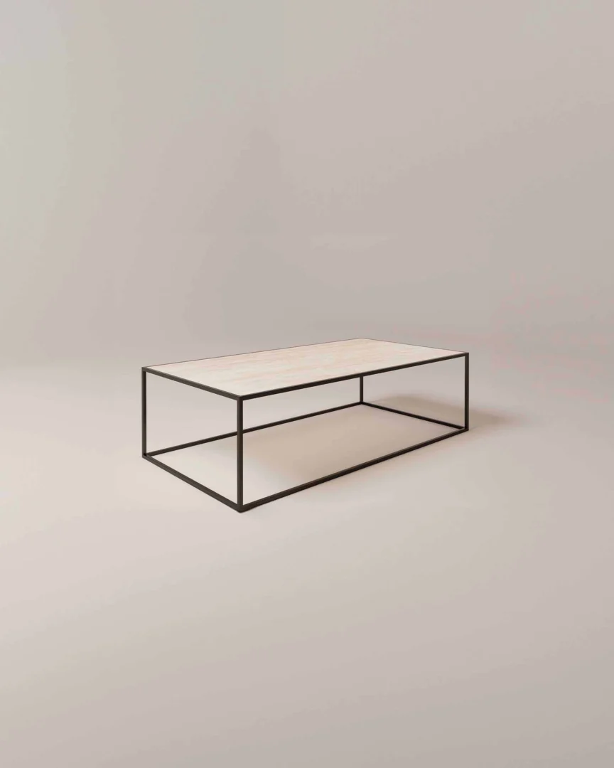 De Salontafel Zwart Klassiek Tijdloos Design is een minimalistische rechthoekige salontafel met een licht houten blad en een slank zwart metalen frame op een neutrale achtergrond.