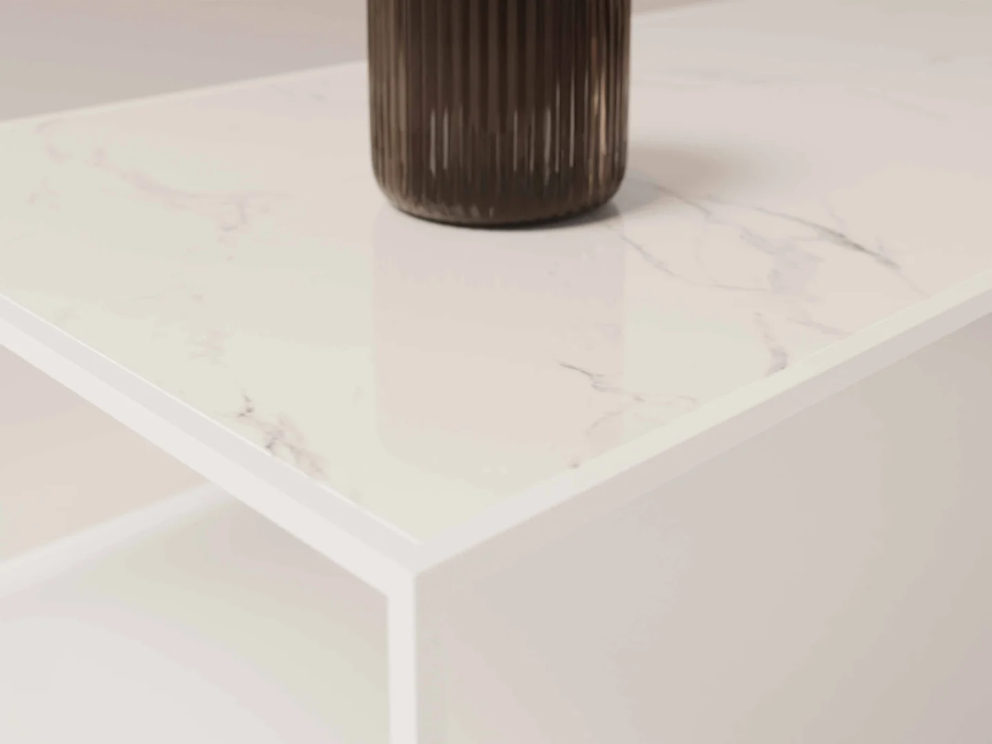 Een close-up van de hoek van Salontafel Wit Industrieel laat het witte marmeren patroon zien, met een donkere, geribbelde vaas aan de rand. Alleen het onderste deel van de vaas is zichtbaar, wat de minimalistische en moderne look compleet maakt.