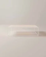 De Salontafel Roest, Wit Rond is een minimalistische ronde salontafel met een licht houten blad en een slank wit metalen frame, tegen een effen, neutrale achtergrond.