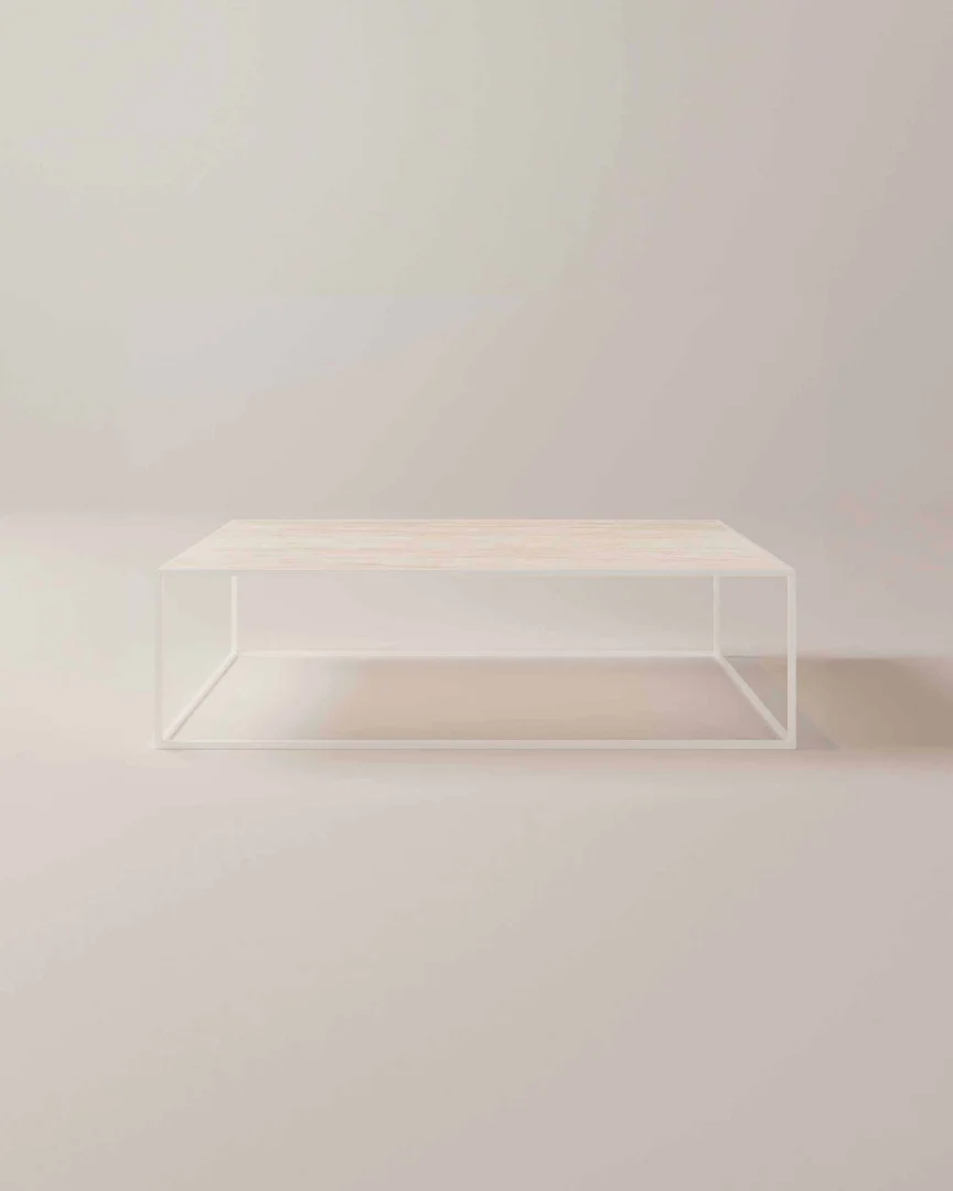 De Salontafel Roest, Wit Rond is een minimalistische ronde salontafel met een licht houten blad en een slank wit metalen frame, tegen een effen, neutrale achtergrond.