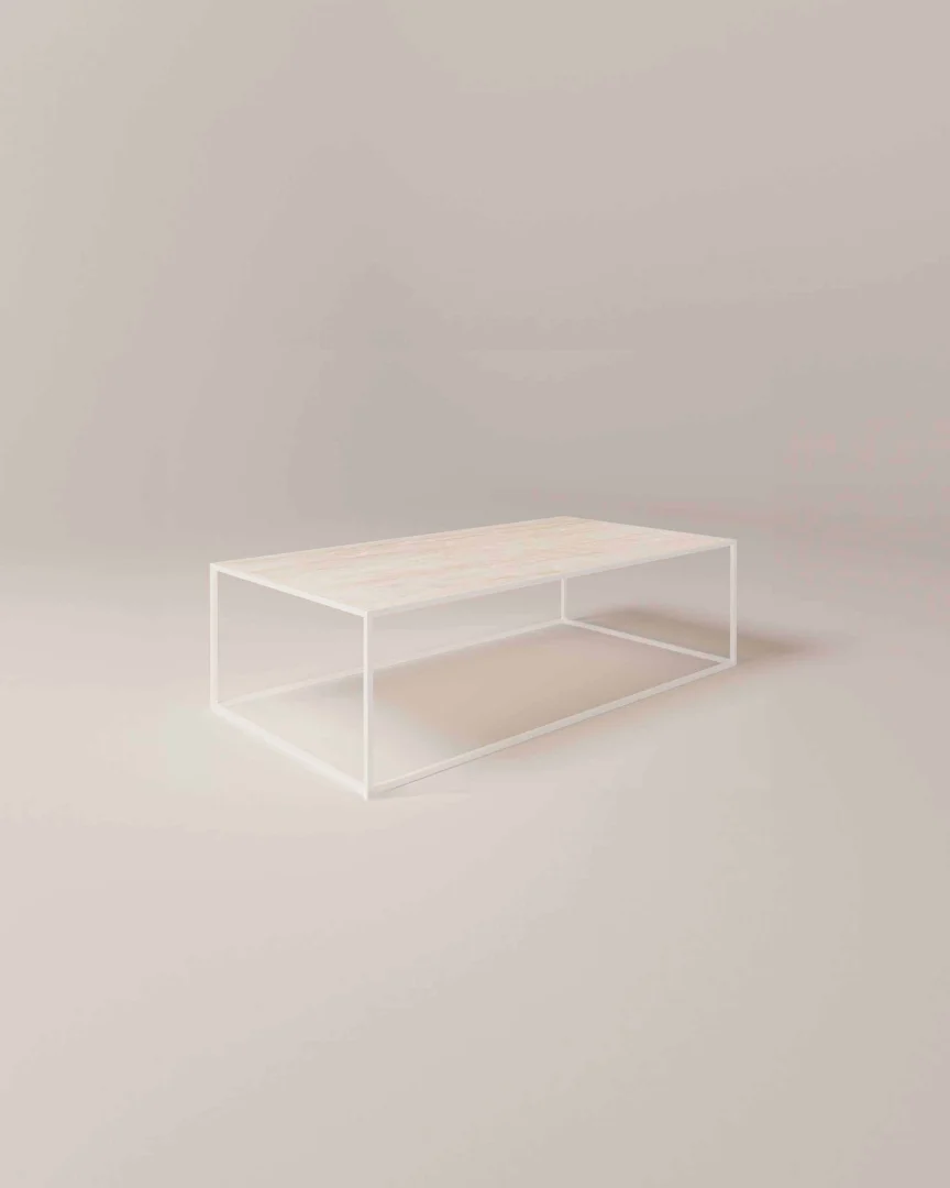 De Salontafel Roest, Wit Rond is een minimalistische ronde salontafel met een licht houten blad en een slank wit metalen frame, tentoongesteld in een lege beige kamer met zachte verlichting en zonder andere objecten.