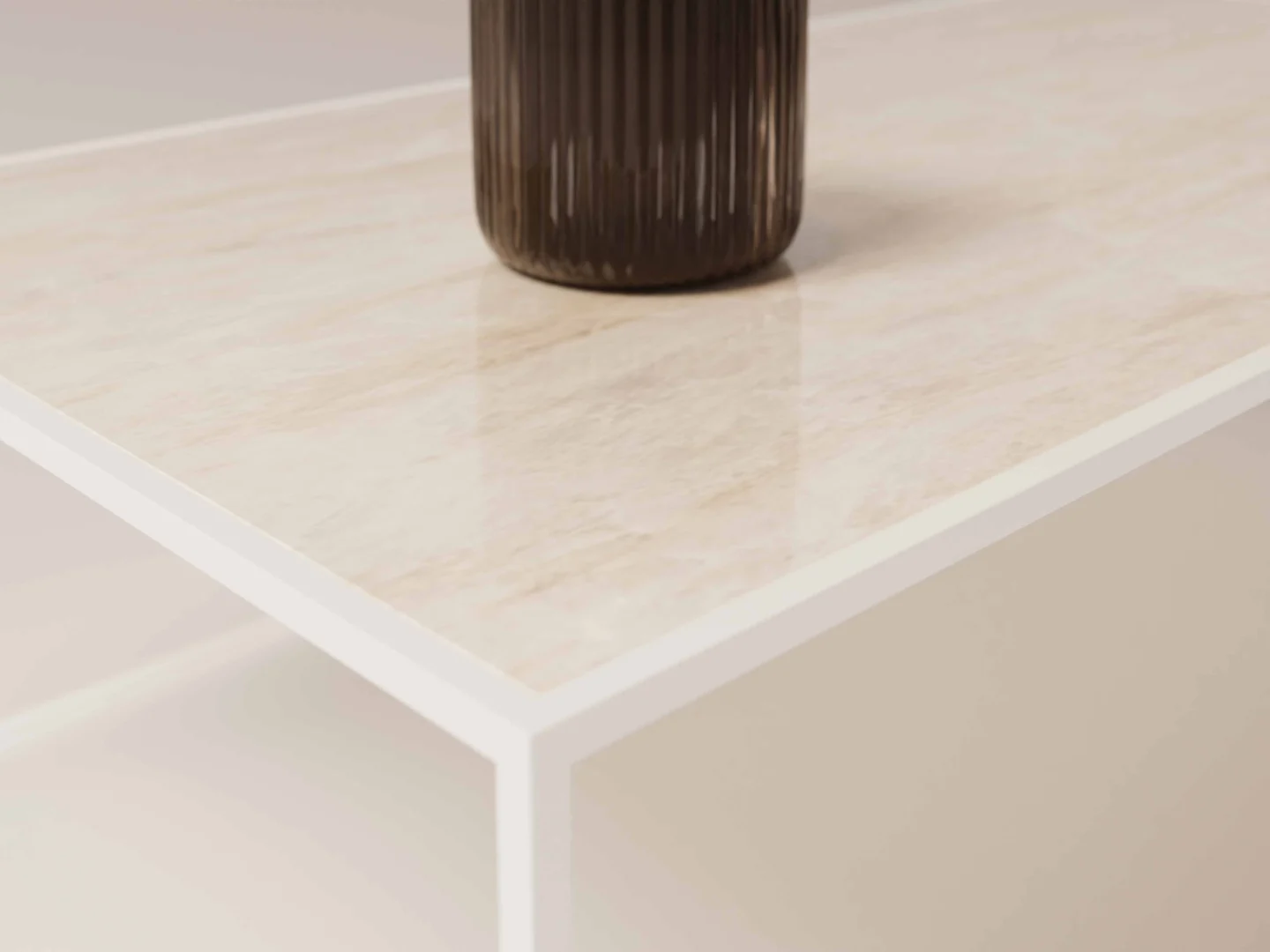 Een close-up van de Salontafel Roest, Wit Rond toont het lichte marmerachtige tafelblad met een witte rand, met de onderste helft van een donkere geribbelde vaas in een hoek.