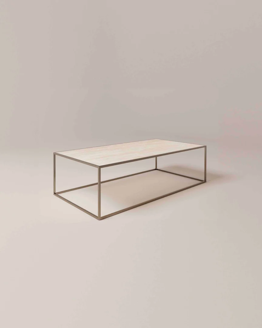 De Salontafel Brons Industrieel is een minimalistische rechthoekige salontafel met een licht houten blad en een slank metalen onderstel, tegen een effen, neutrale achtergrond.