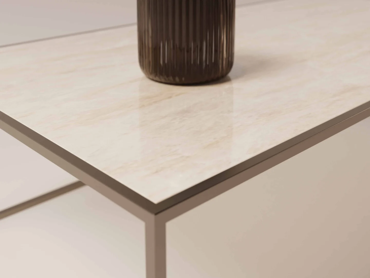 Een close-up van de Salontafel Brons Industrieel, met een licht marmeren blad, metalen frame en minimalistische lijnen, met een donkere geribbelde glazen vaas gedeeltelijk zichtbaar op het oppervlak.