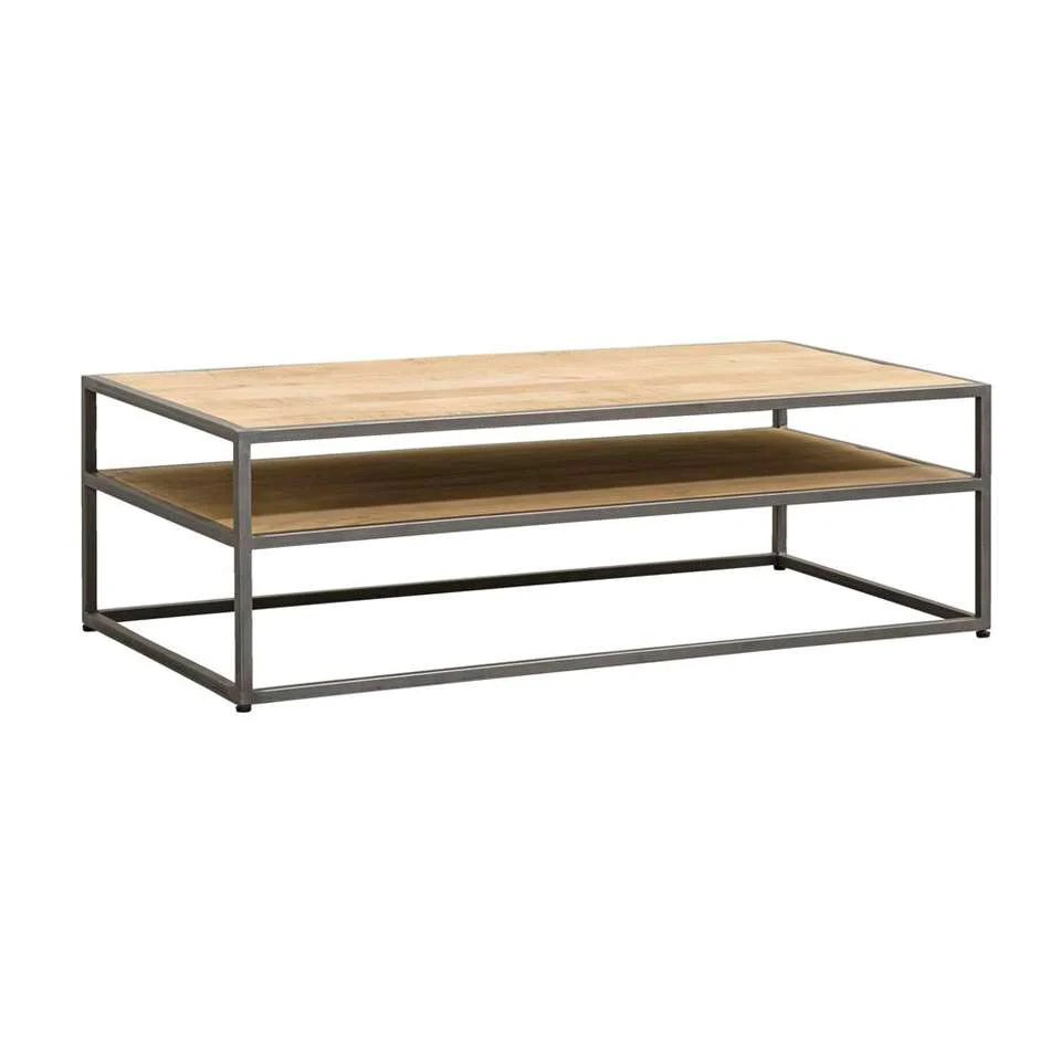 De Salontafel Mangohout Landelijk heeft een rechthoekig licht houten blad en plank, ondersteund door een zwart metalen frame met strakke, minimalistische lijnen.
