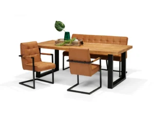 De Eettafel UP Mango - 220x100 is een moderne eetset bestaande uit een rechthoekige houten tafel, twee bruin gestoffeerde stoelen met metalen frame en een bijpassende bank. De tafel is versierd met een mand, groene vaas en bladplant.
