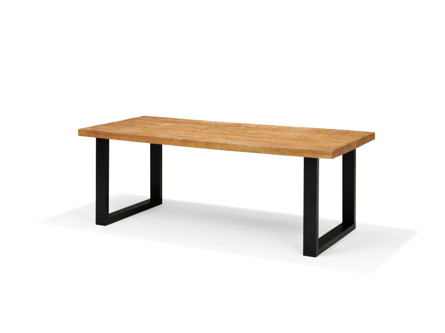 De Eettafel UP Mango - 220x100 is een rechthoekige tafel met een dik, lichtbruin houten blad en zwart metalen sledepoten, tegen een effen witte achtergrond.
