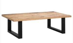 De Salontafel Mangohout Scandinavisch heeft een tijdloos ontwerp met een naturel houten blad en twee zwart metalen U-vormige poten, tegen een effen witte achtergrond.